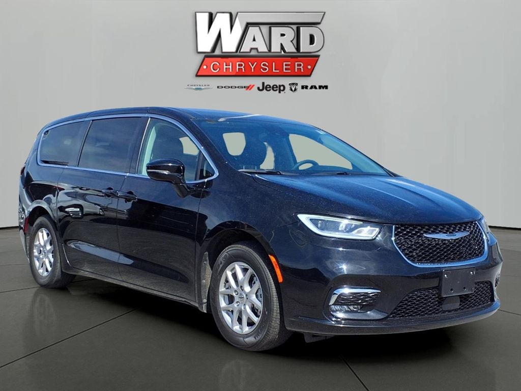 2024 Chrysler Pacifica Touring L's photo