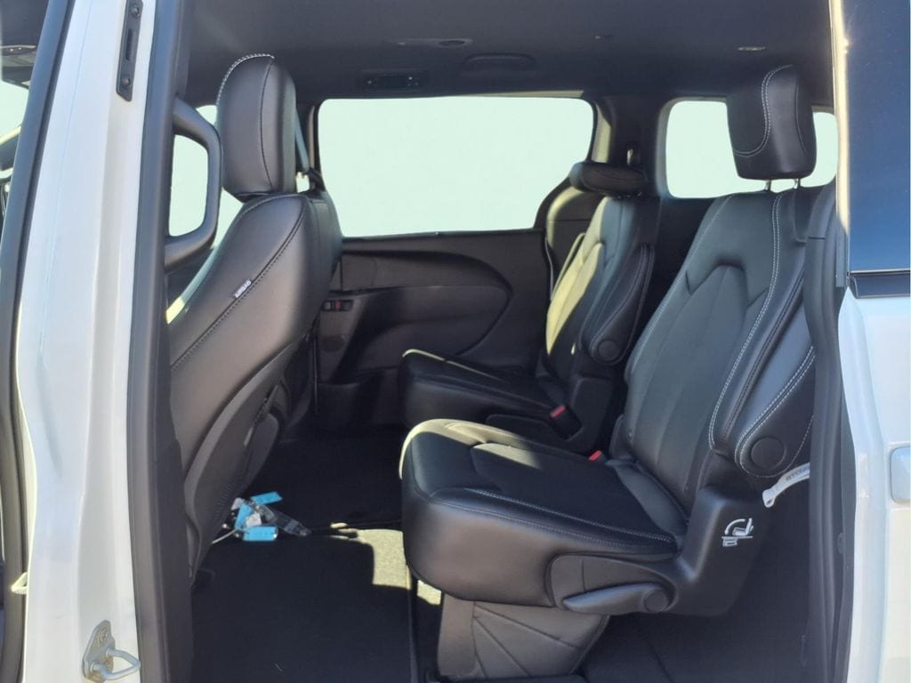 2025 Chrysler Pacifica Select - Photo 17