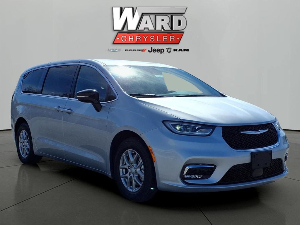 2026 Chrysler Pacifica Select's photo