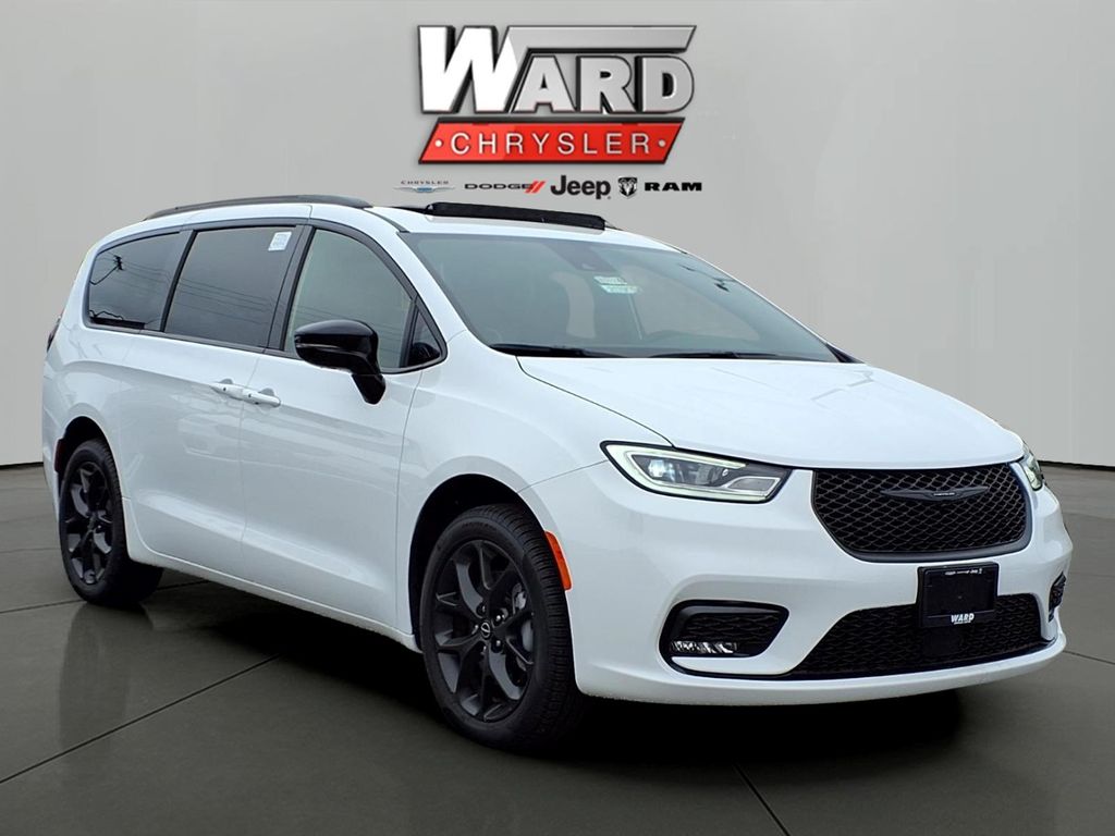 2026 Chrysler Pacifica Limited AWD's photo