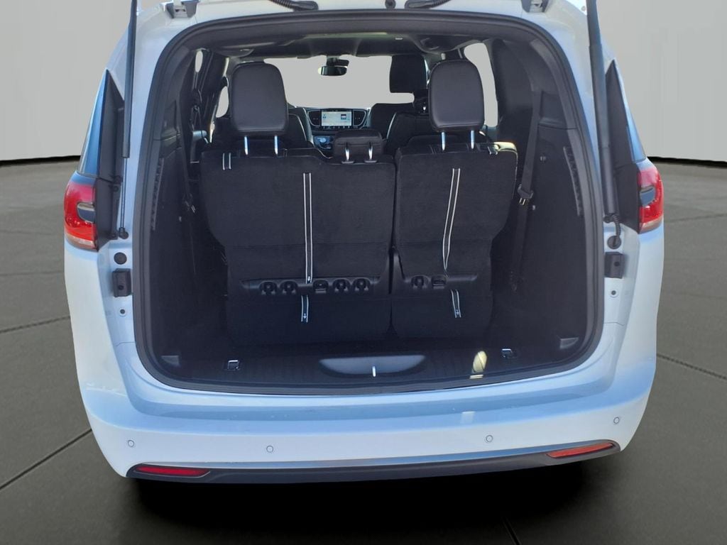 2025 Chrysler Pacifica Select - Photo 19