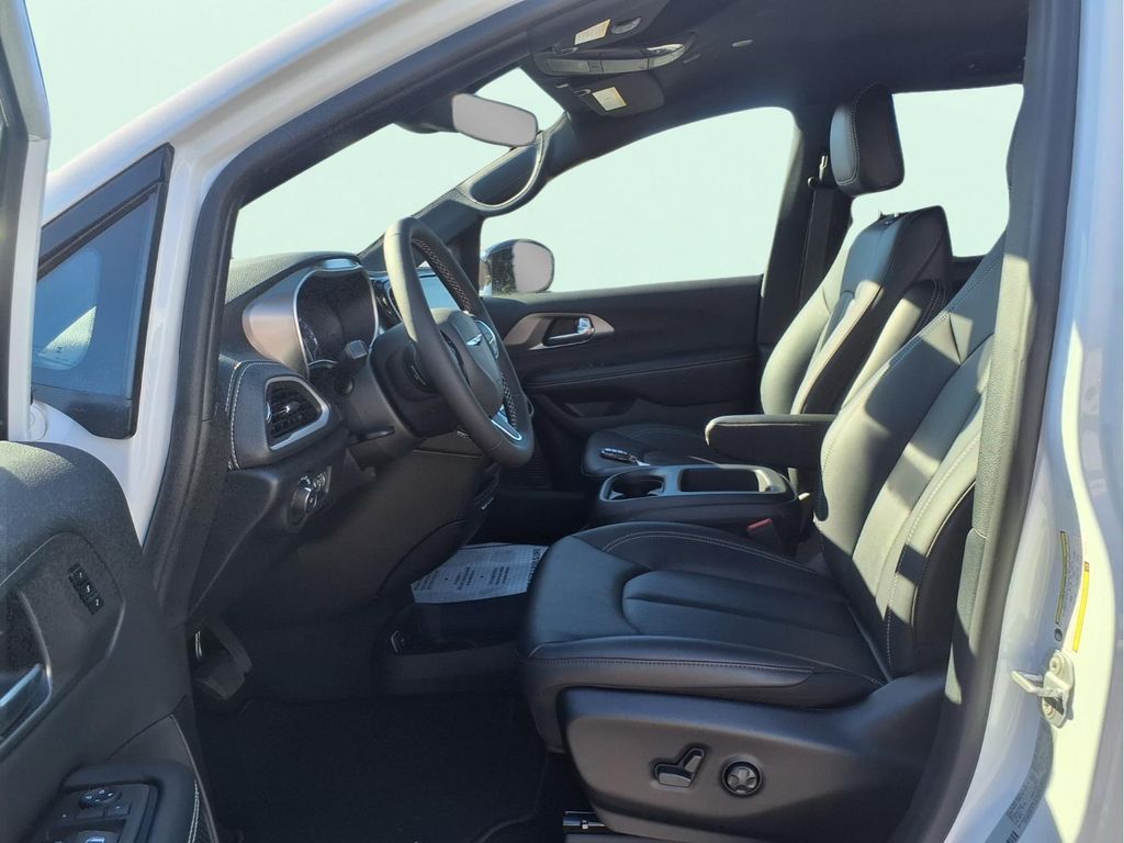 2025 Chrysler Pacifica Select - Photo 15