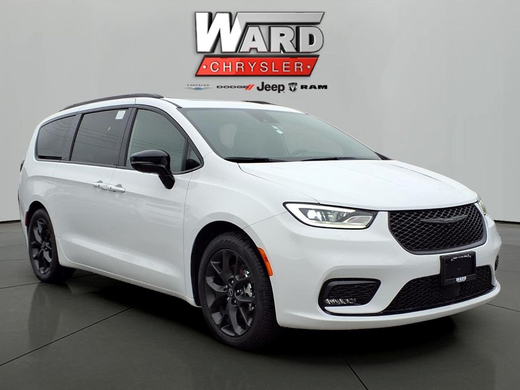 2026 Chrysler Pacifica Limited's photo