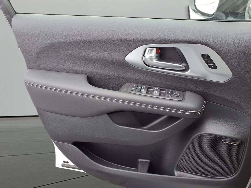 2026 Chrysler Pacifica Limited - Photo 10