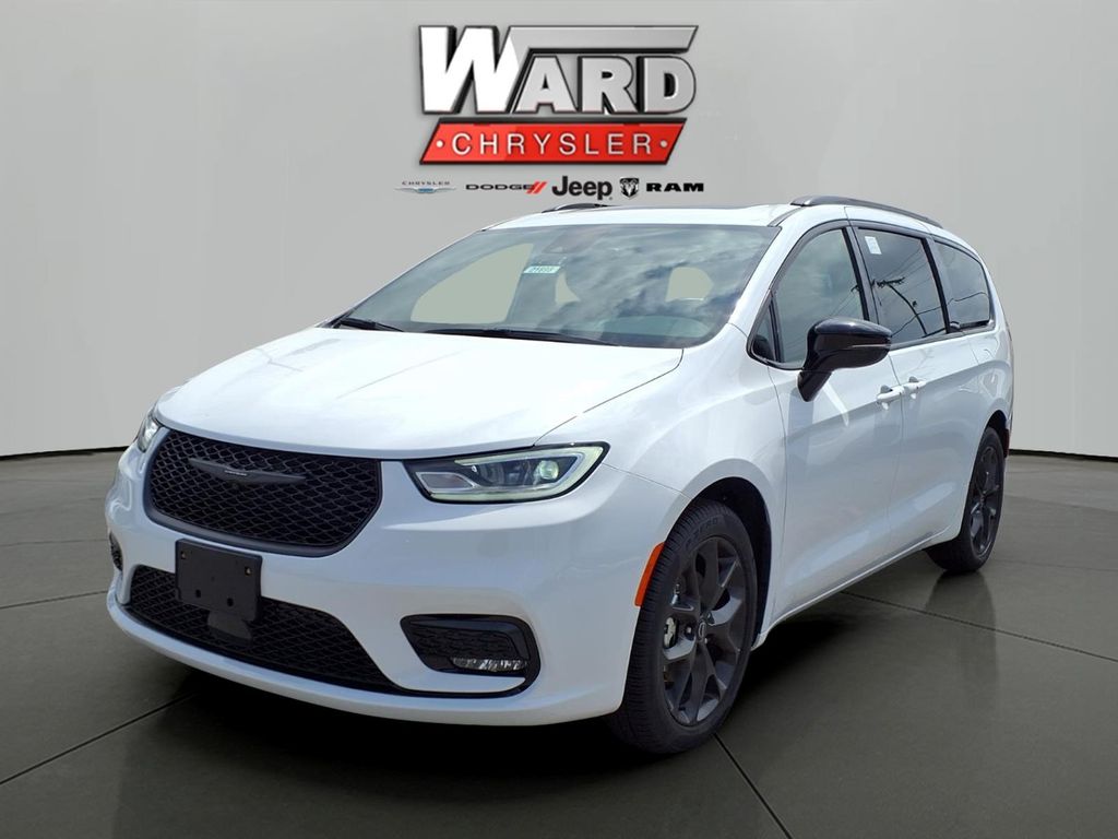 2026 Chrysler Pacifica Limited's photo