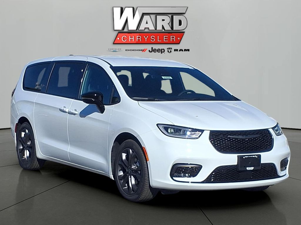 2025 Chrysler Pacifica Select's photo