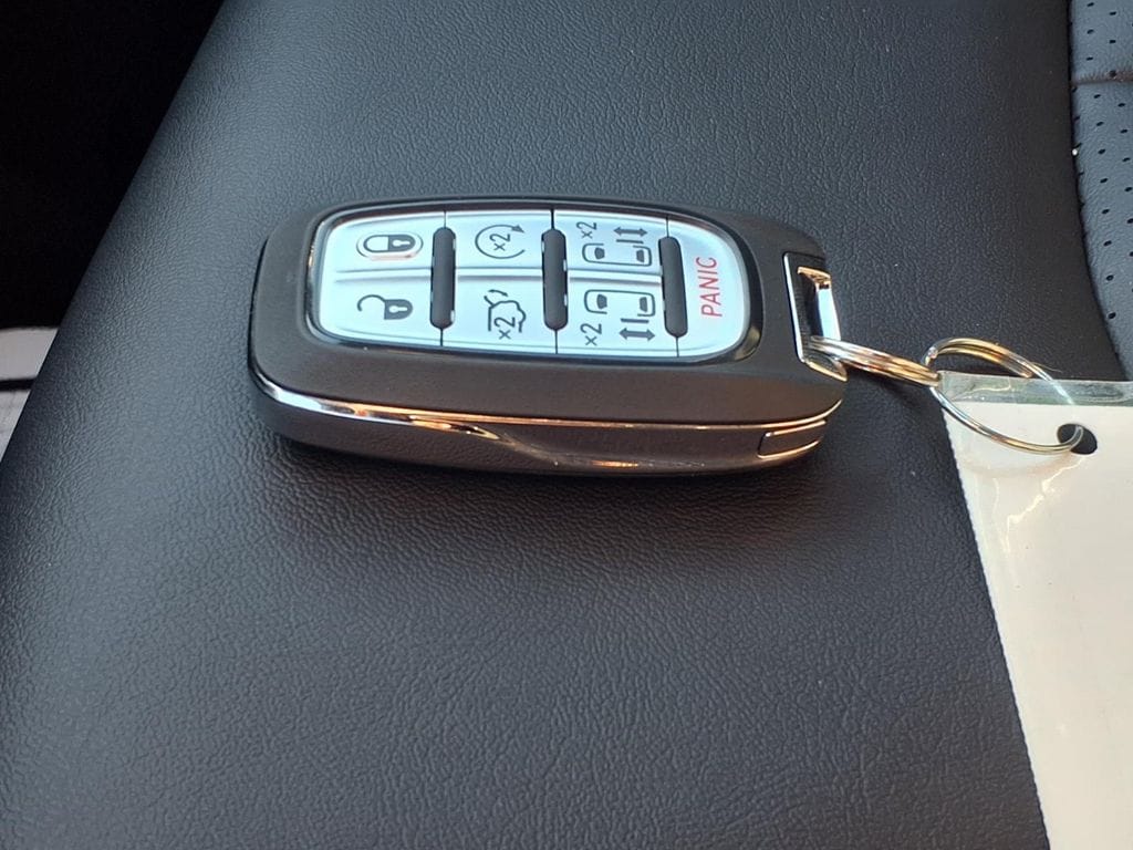 2025 Chrysler Pacifica Select - Photo 9