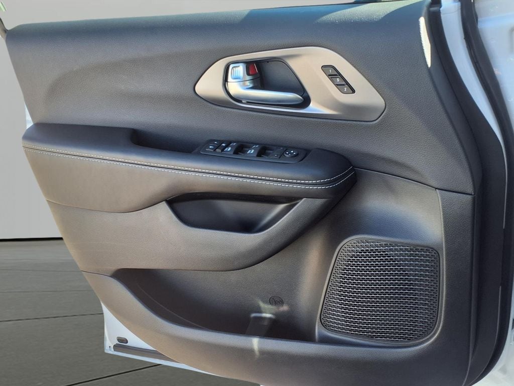 2025 Chrysler Pacifica Select - Photo 13