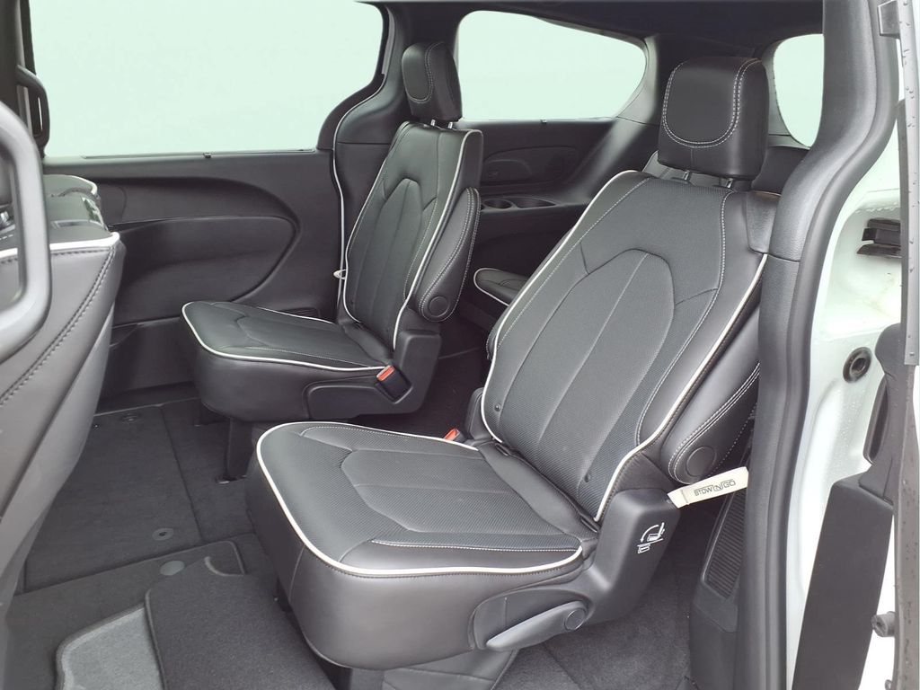 2026 Chrysler Pacifica Limited - Photo 13