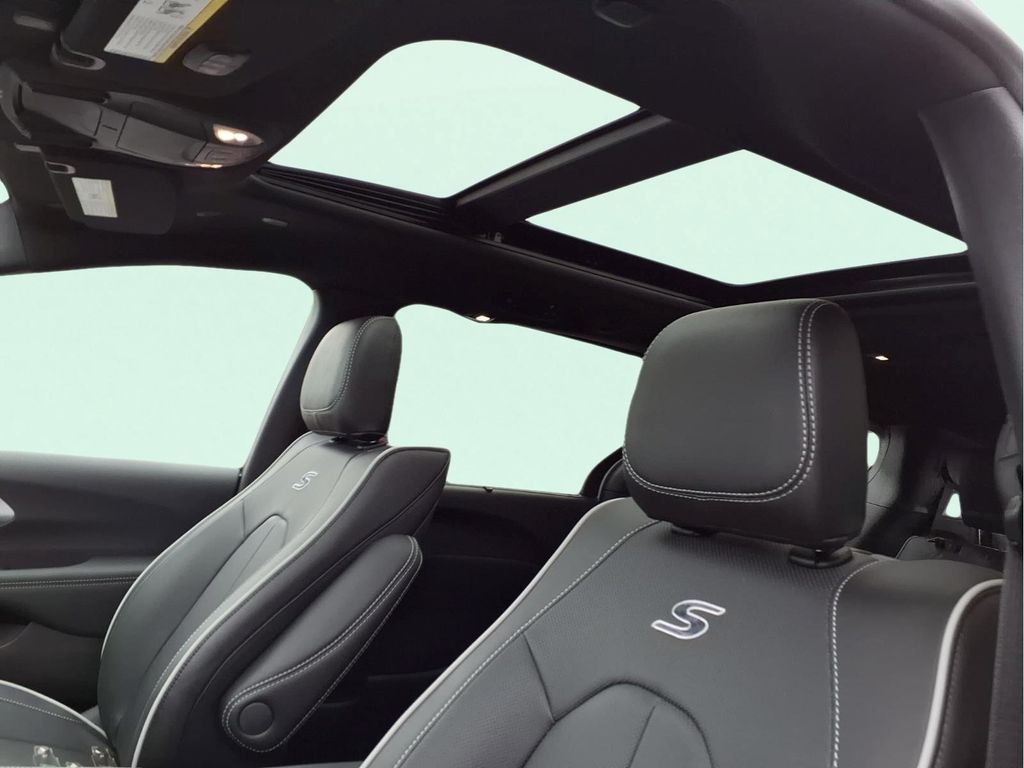 2026 Chrysler Pacifica Limited - Photo 12