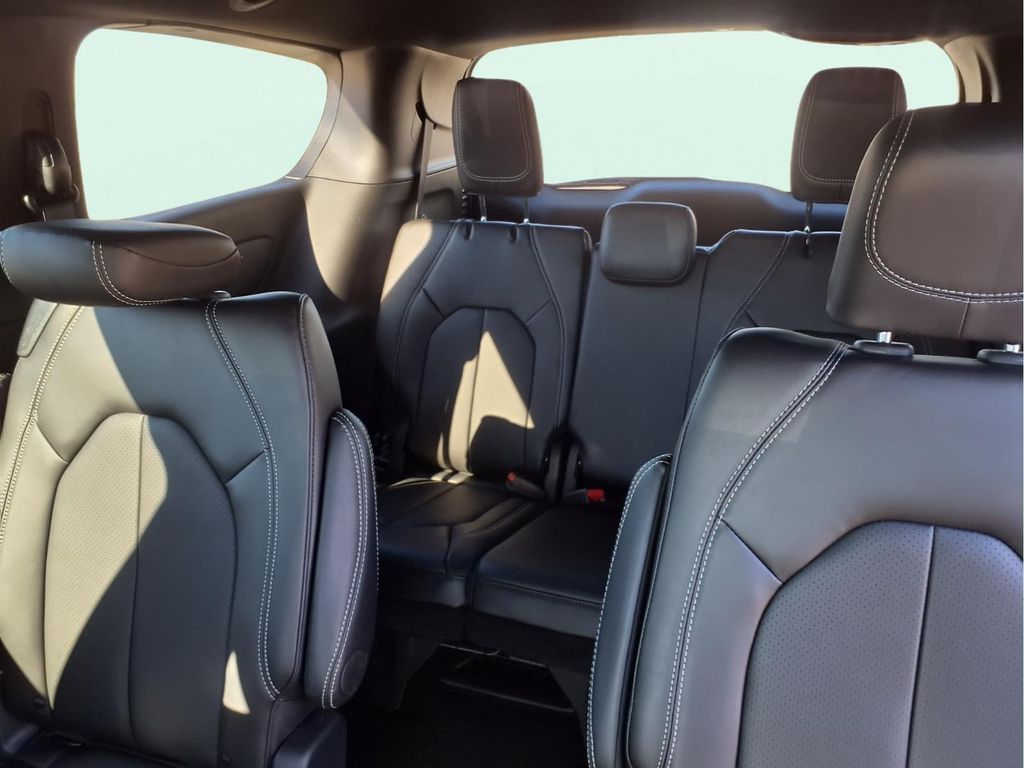 2025 Chrysler Pacifica Select - Photo 18