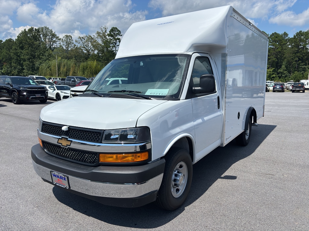 2025 Chevrolet Express Cutaway Base's photo