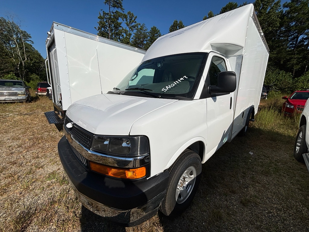 2025 Chevrolet Express Cutaway Base's photo