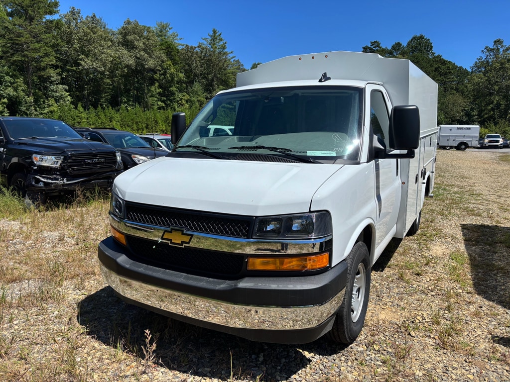 2025 Chevrolet Express Cutaway Base's photo