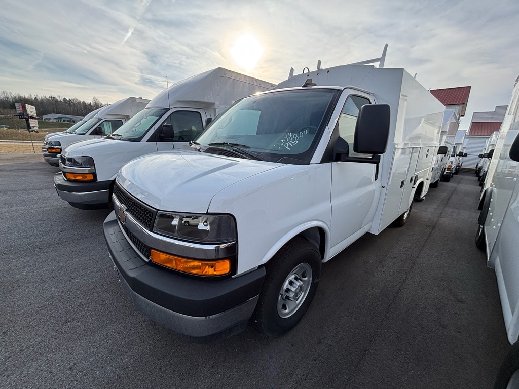 2025 Chevrolet Express Cutaway Base's photo