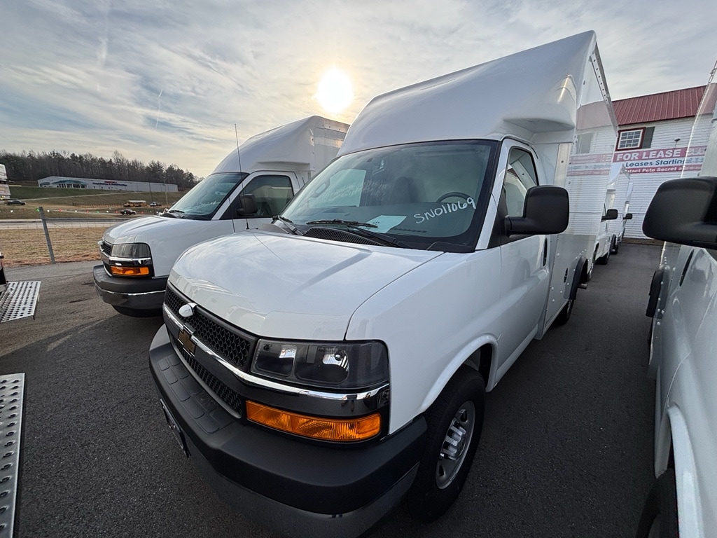 2025 Chevrolet Express Cutaway Base's photo
