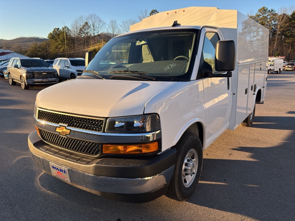 2025 Chevrolet Express Cutaway Base's photo