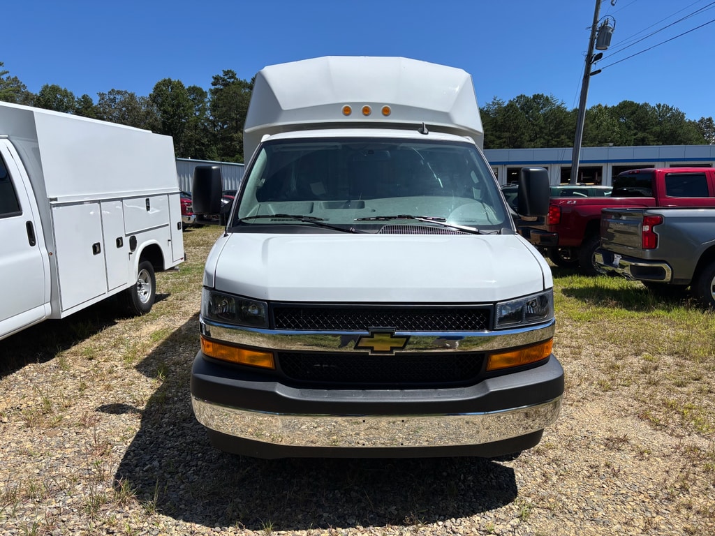 2025 Chevrolet Express Cutaway Base's photo