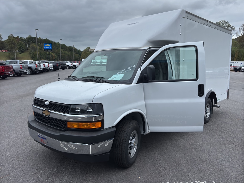 2025 Chevrolet Express Cutaway Base's photo