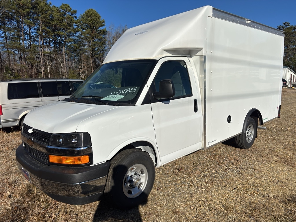 2025 Chevrolet Express Cutaway Base's photo