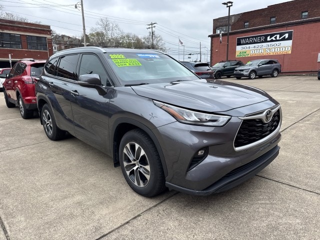 Used 2022 Toyota Highlander XLE with VIN 5TDGZRBH1NS561064 for sale in Parkersburg, WV