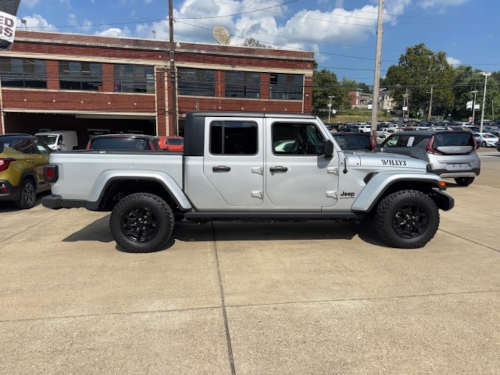 Used 2022 Jeep Gladiator Sport Truck Crew Cab