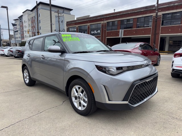 2025 Kia Soul LX's photo