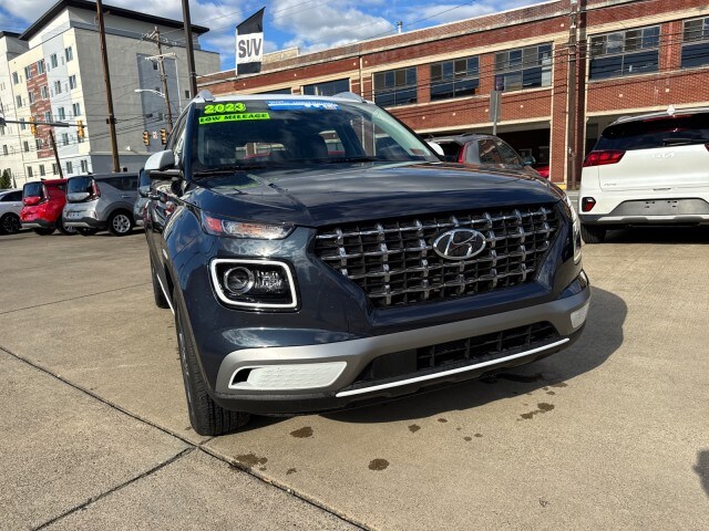 2023 Hyundai Venue SEL photo 3