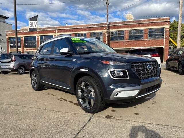 2023 Hyundai Venue SEL photo 4