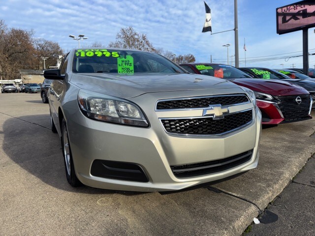 2013 Chevrolet Malibu LS photo 2