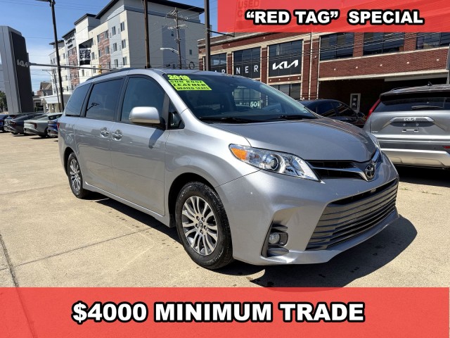 2018 Toyota Sienna XLE Premium V6 8-Passenger's photo
