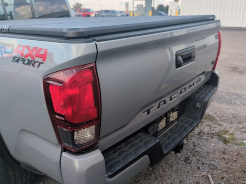 2018 Toyota Tacoma SR5 TRD Sport photo 3