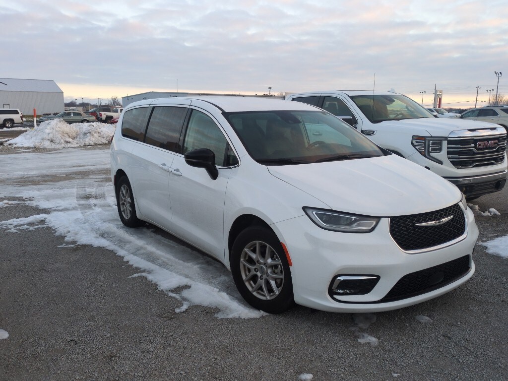 Used 2024 Chrysler Pacifica Touring L
