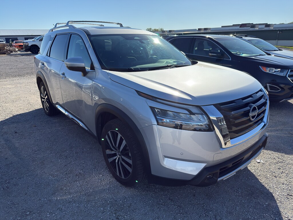 2023 Nissan Pathfinder Platinum photo 2