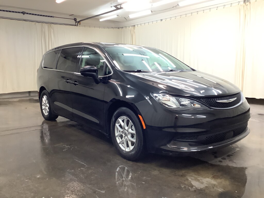 2022 Chrysler Voyager LX photo 3