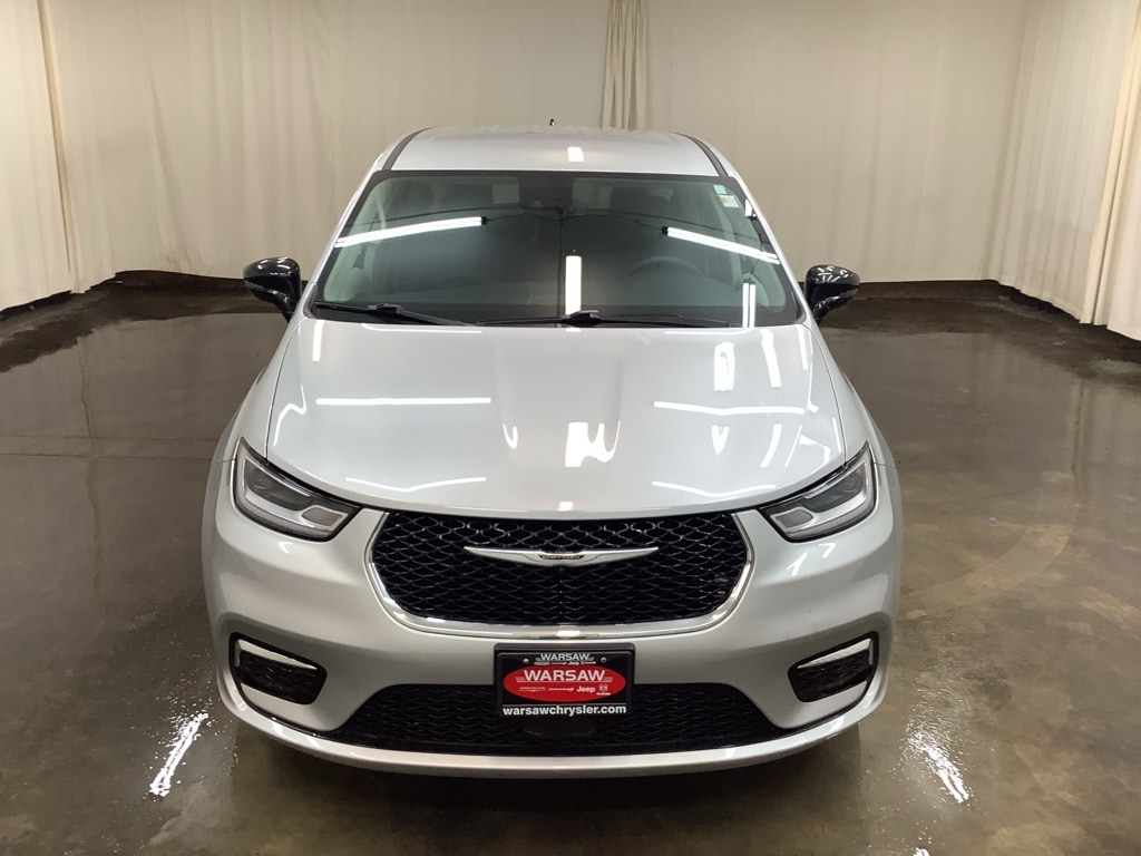 Used 2024 Chrysler Pacifica Touring L