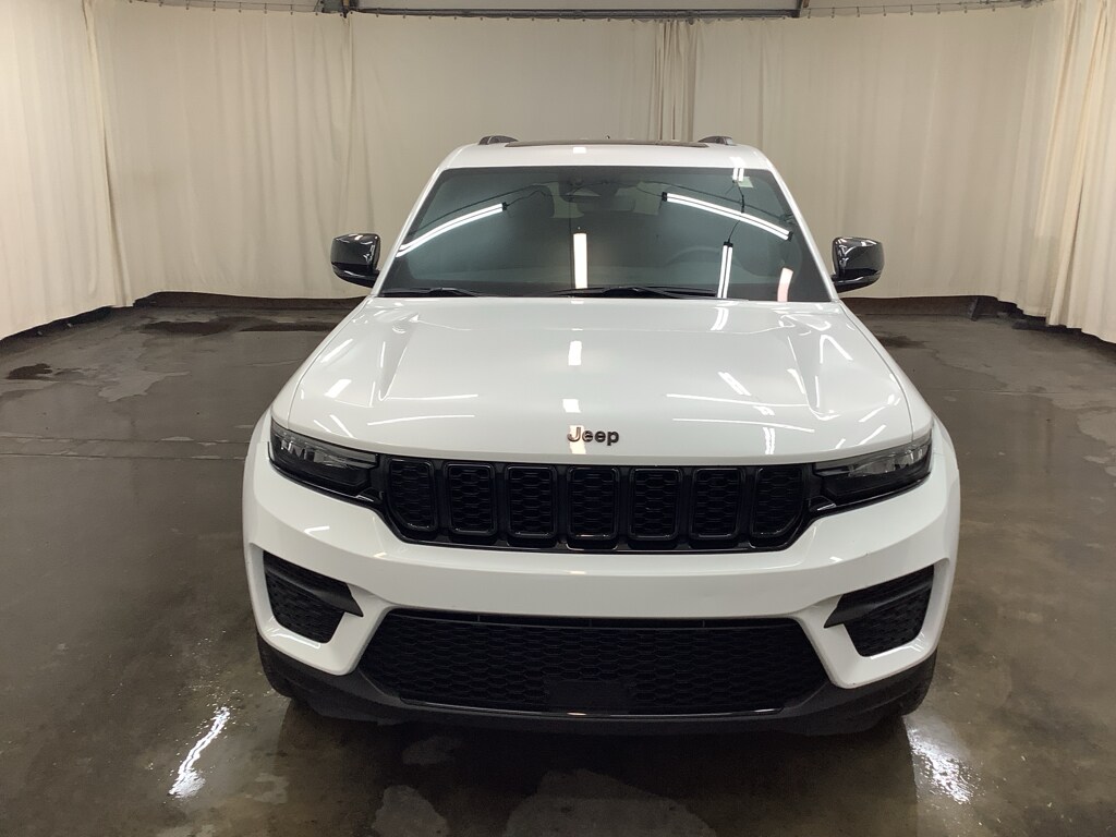 2023 Jeep Grand Cherokee Altitude photo 2
