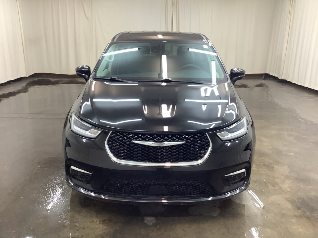2024 Chrysler Pacifica Touring L photo 2
