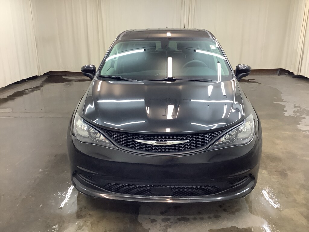 2022 Chrysler Voyager LX photo 2