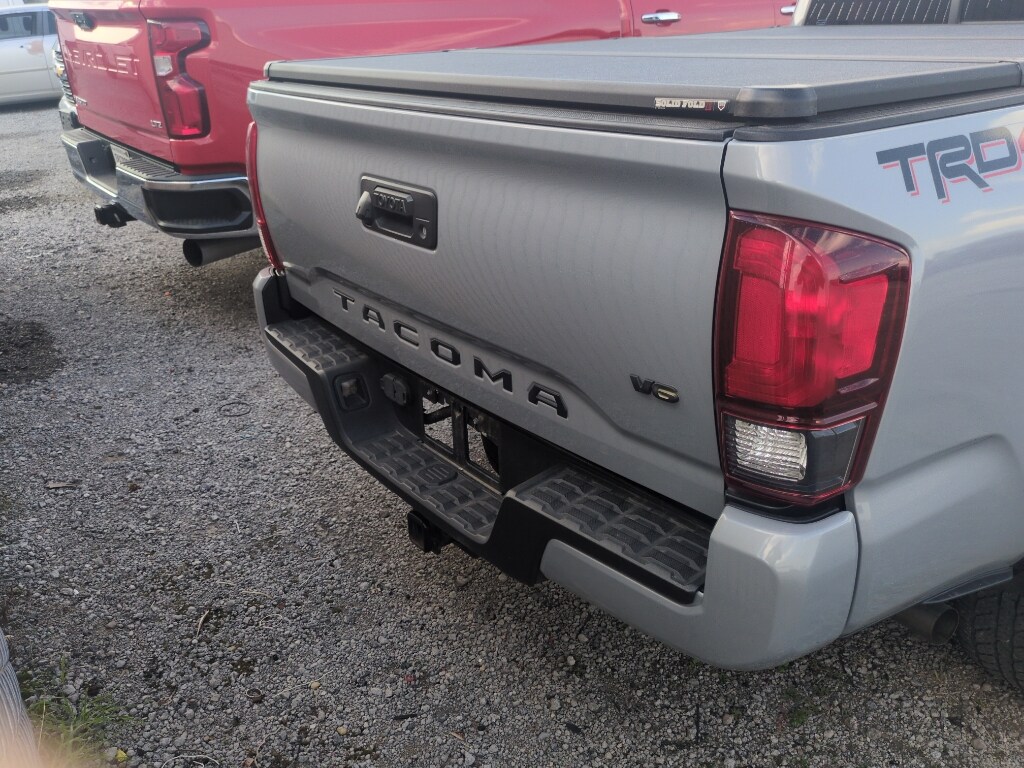 2018 Toyota Tacoma SR5 TRD Sport photo 2