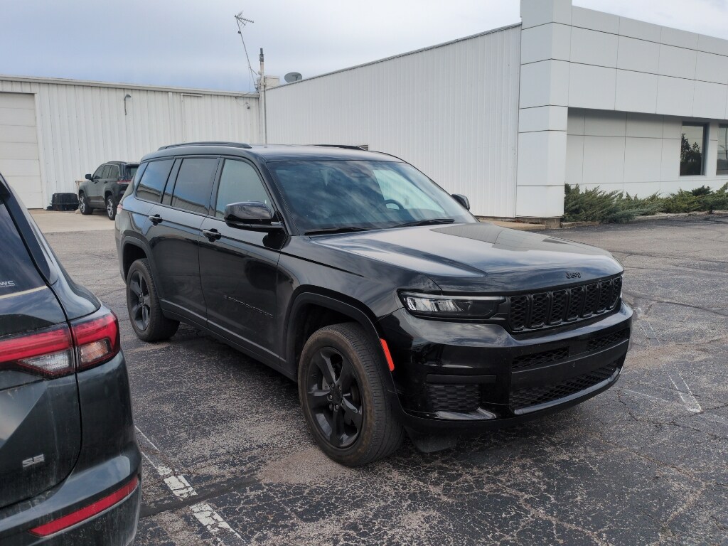 2023 Jeep Grand Cherokee Altitude photo 3
