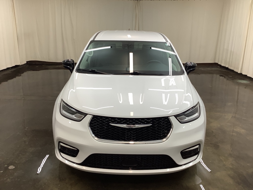 Used 2024 Chrysler Pacifica Touring L