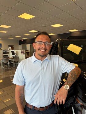 Staff member Travis from ID_e26c63ac3811