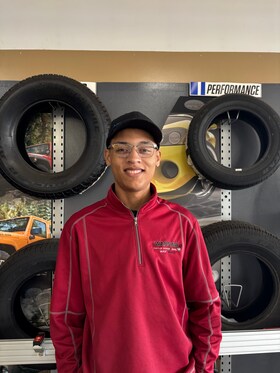 Staff member Gavin from ID_6312aad35349