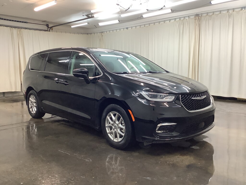 2024 Chrysler Pacifica Touring L photo 3