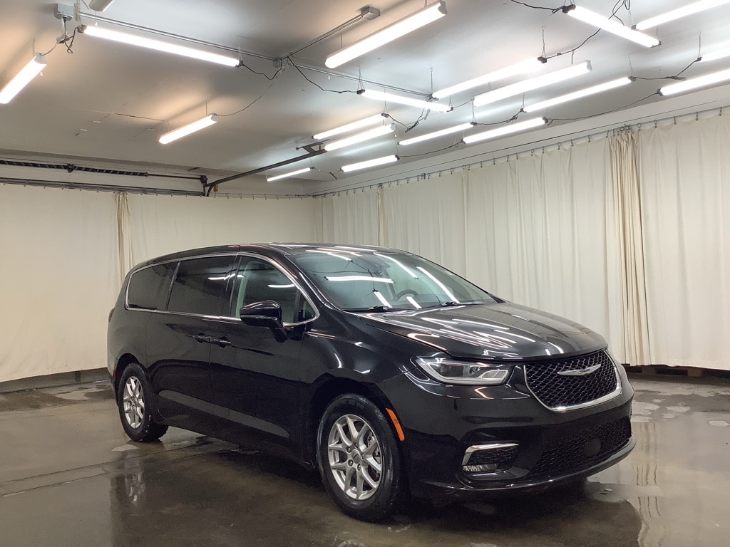 Used 2024 Chrysler Pacifica Touring L
