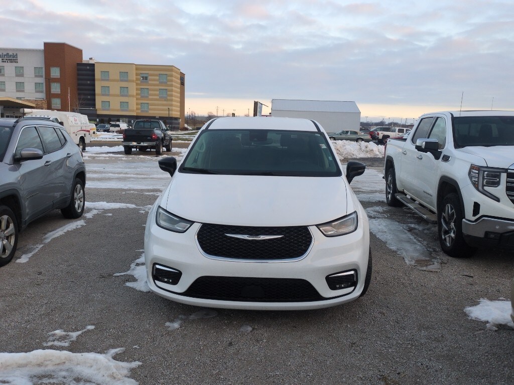 Used 2024 Chrysler Pacifica Touring L