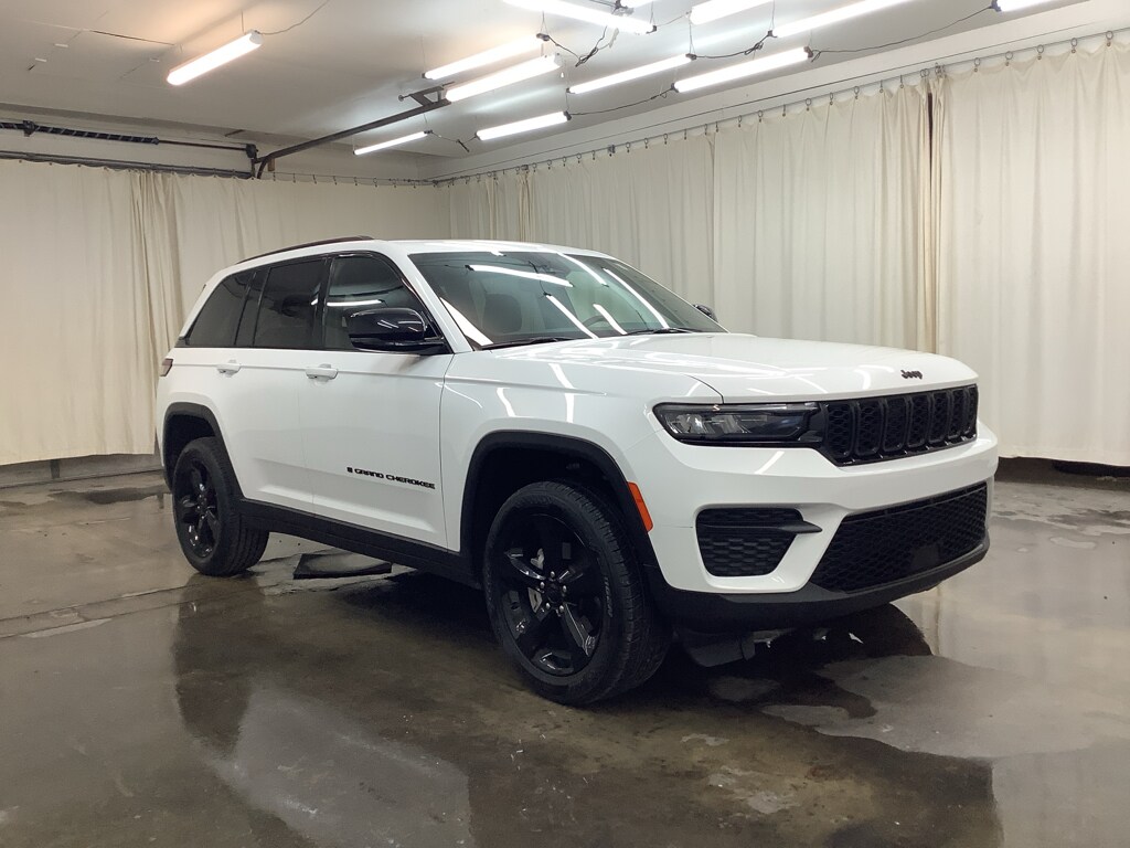 2023 Jeep Grand Cherokee Altitude photo 3