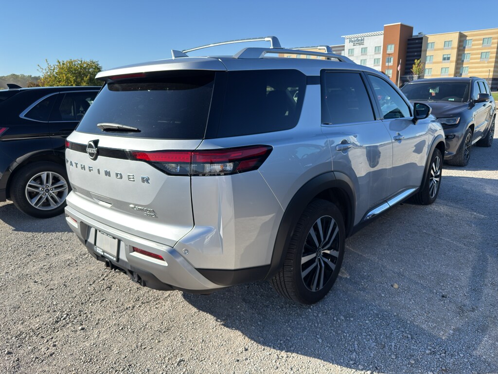 2023 Nissan Pathfinder Platinum photo 3