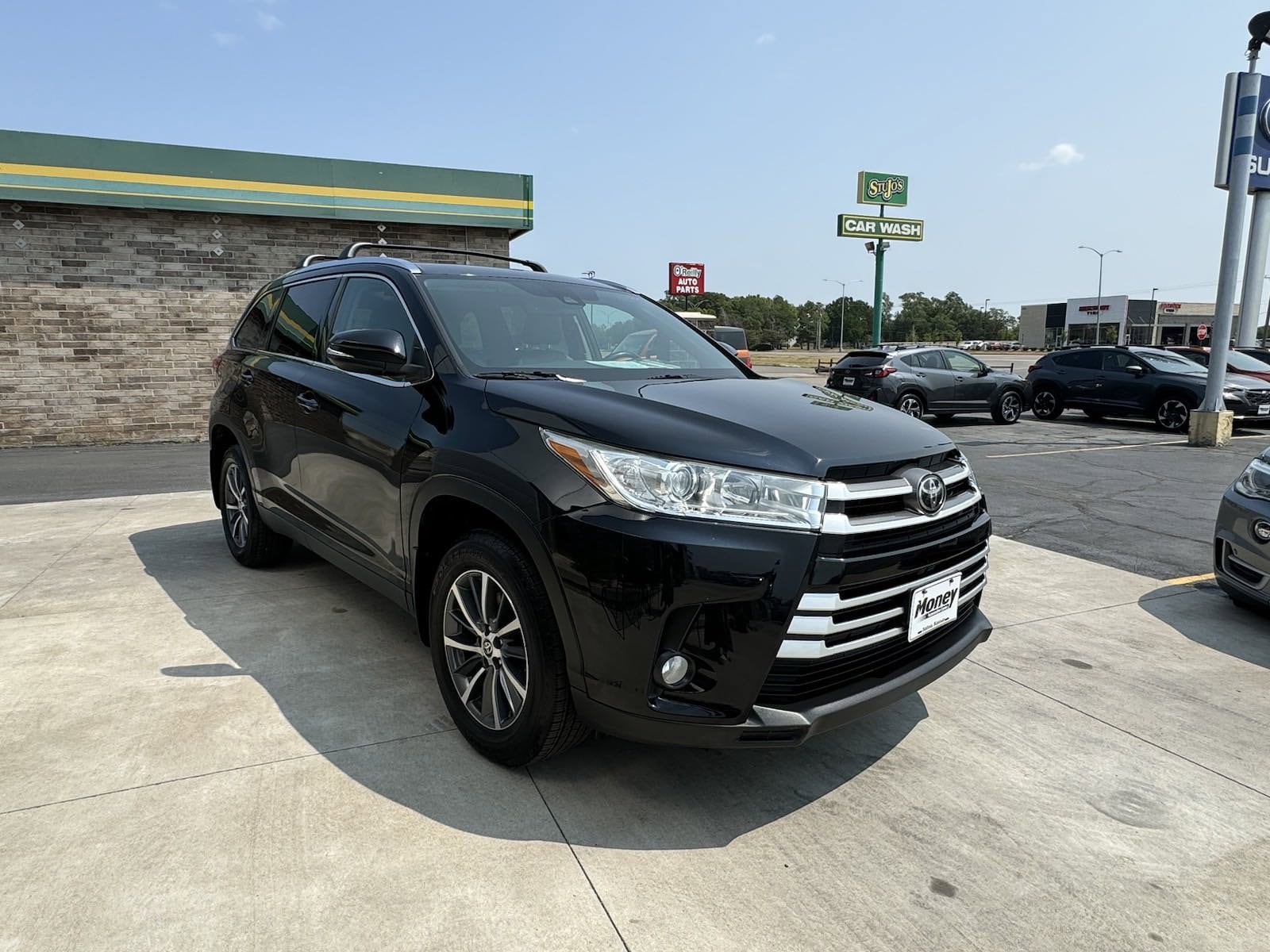 Used 2019 Toyota Highlander XLE with VIN 5TDJZRFH3KS627982 for sale in Salina, KS